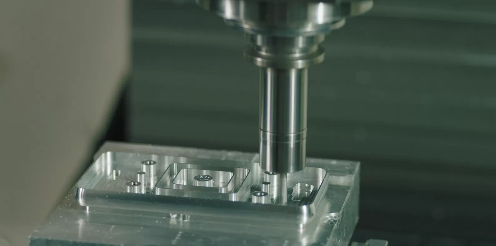 Features of Drilling and Milling Machining Center Features of Drilling and Milling Machining Center